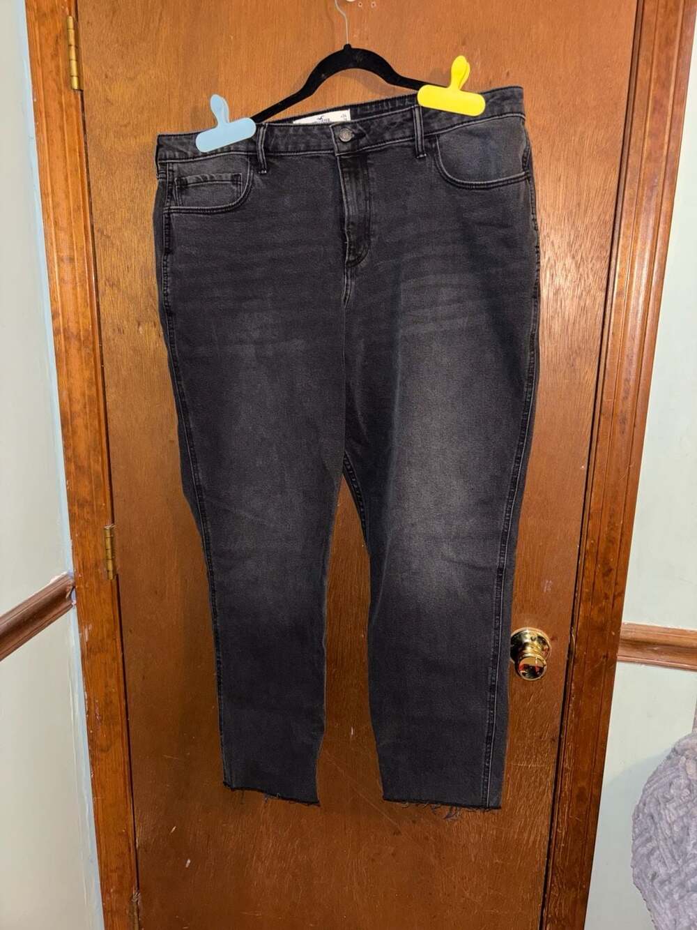 Hollister Curvy High-Rise Mom Jean in Washed Black - Size 19L / W34 L29 NWT